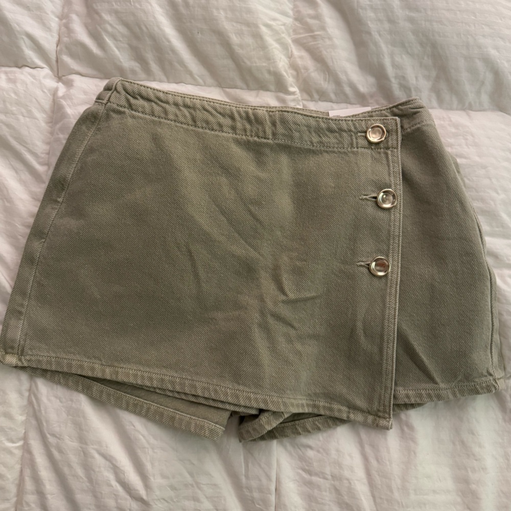 Zara Olive Green Buttoned Women Shorts